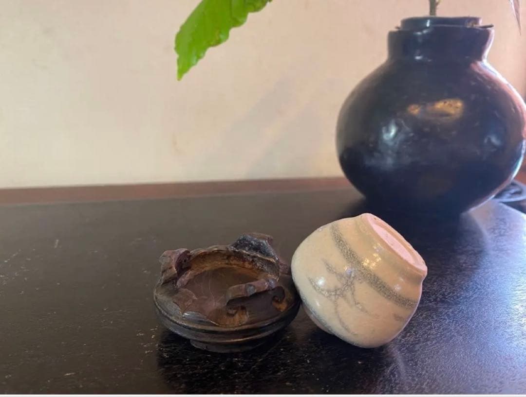 アンティーク・安南・アナミス・染付草花文小壺D4.4・唐木鑑賞台座付・２点セット