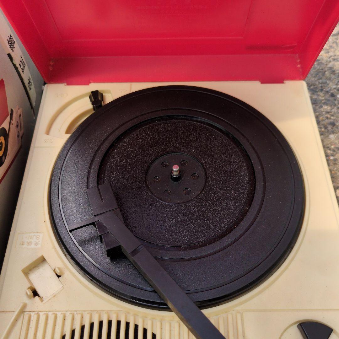 ポータブルデザインのレコードプレーヤー、GP-3。 　コロンビア