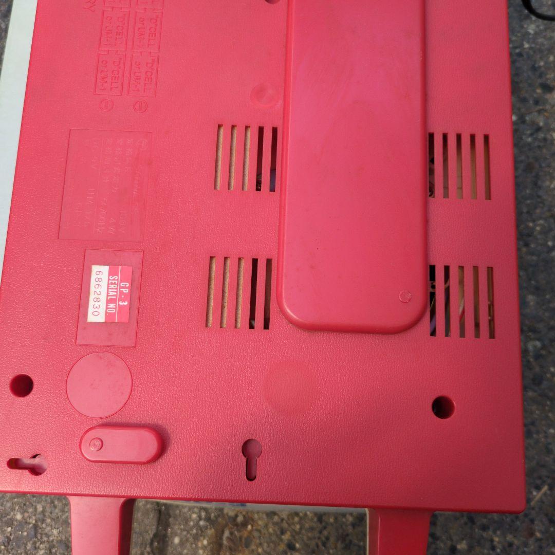 ポータブルデザインのレコードプレーヤー、GP-3。 　コロンビア