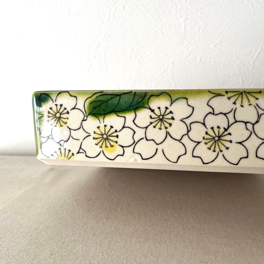 ☆H713○ 赤膚焼　サクラ柄　スクエア浅鉢【未使用】