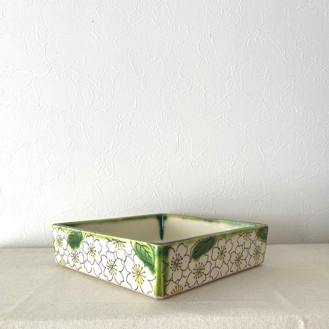 ☆H713○ 赤膚焼　サクラ柄　スクエア浅鉢【未使用】