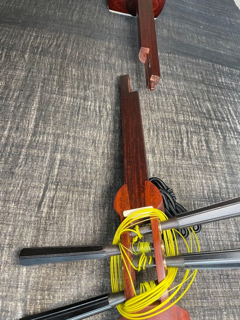 四弦和胡弓，紅木材料（二つ折れ）竹弓（レワ弓），付属品