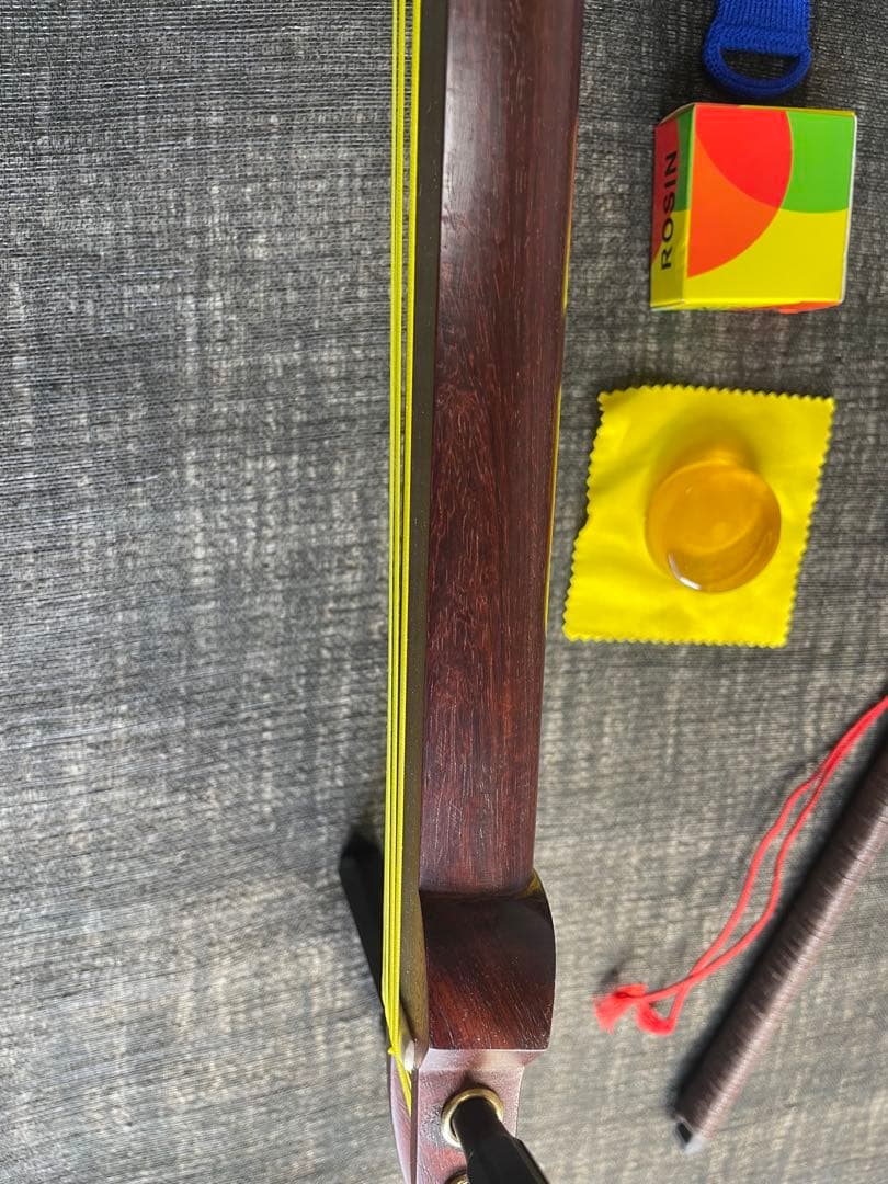 四弦和胡弓，紅木材料（二つ折れ）竹弓（レワ弓），付属品