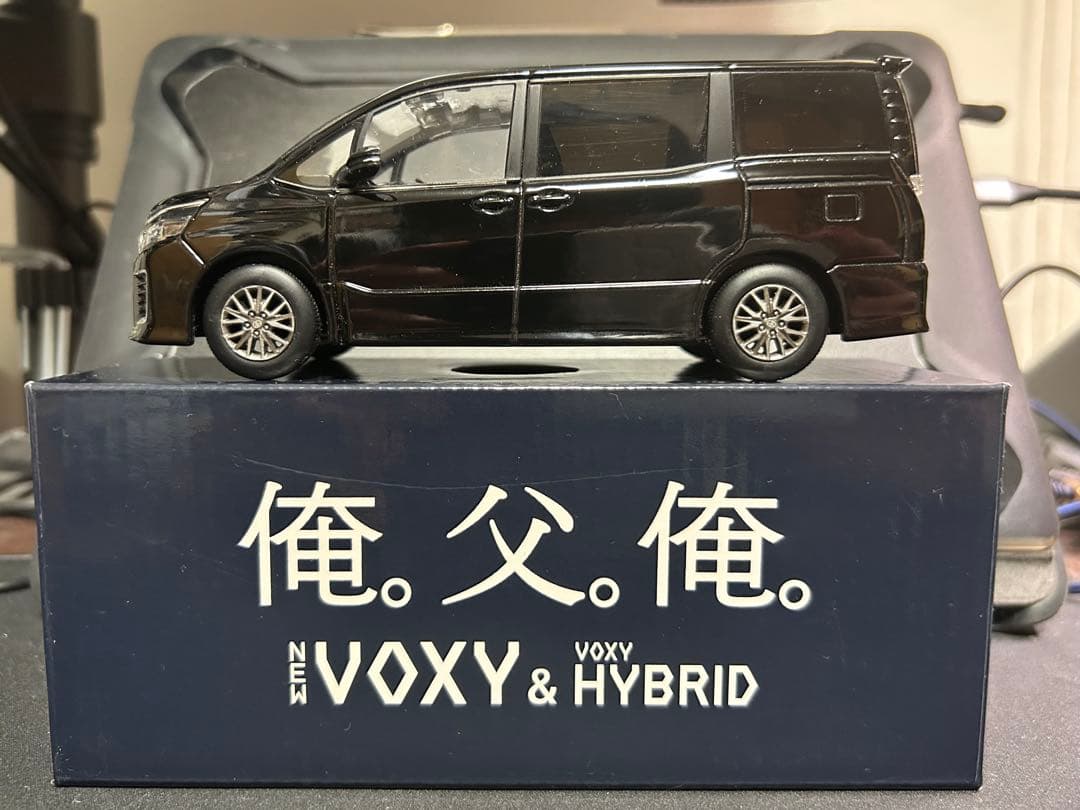 ヴォクシー voxy 80系 zs カラーサンプル ミニカー　非売品　ブラック
