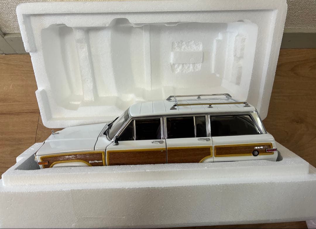 【絶版希少】AUTOart製Jeep Grand Wagoneer 1:18