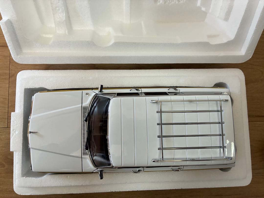 【絶版希少】AUTOart製Jeep Grand Wagoneer 1:18