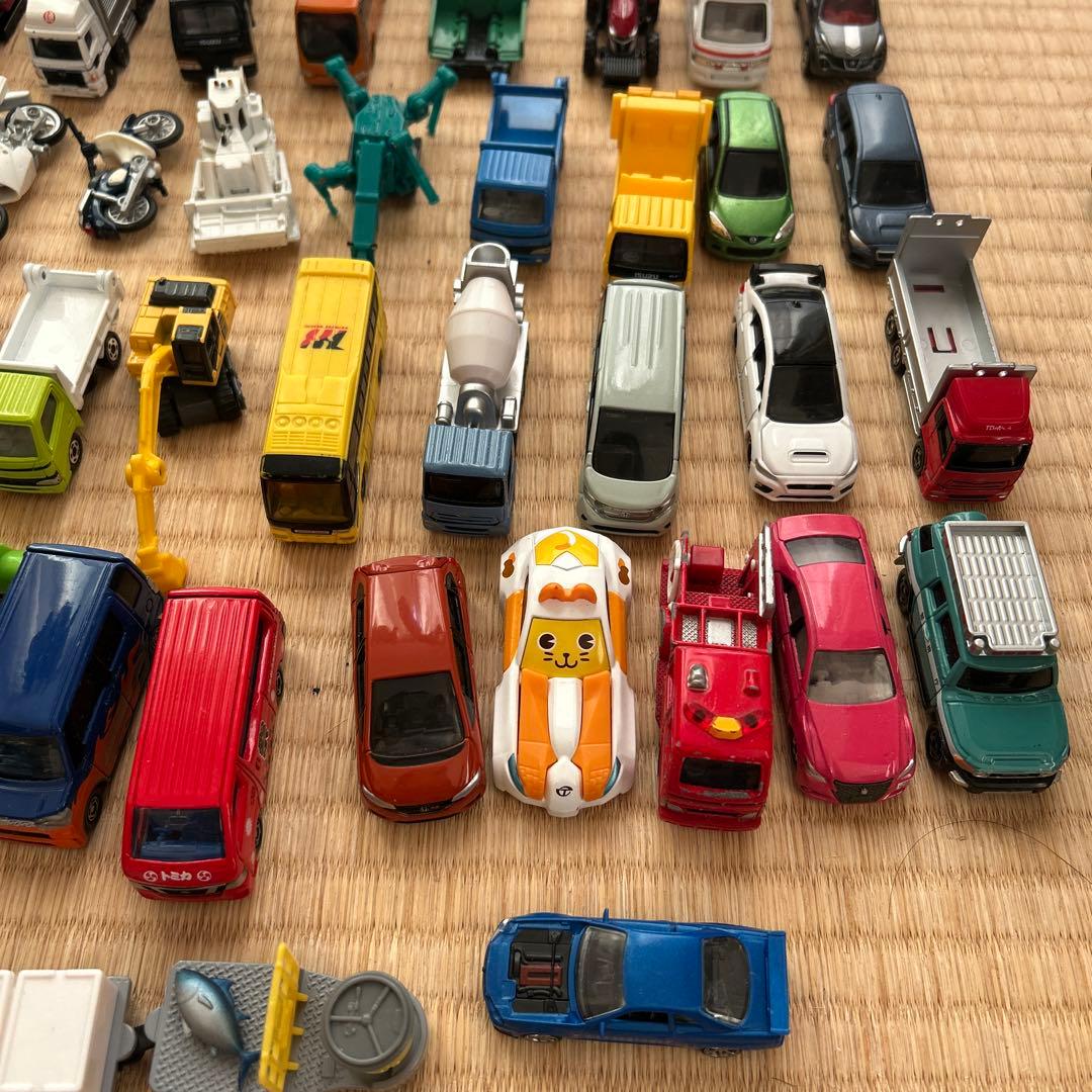 ミニカーのセット（写真1枚目と2枚目）