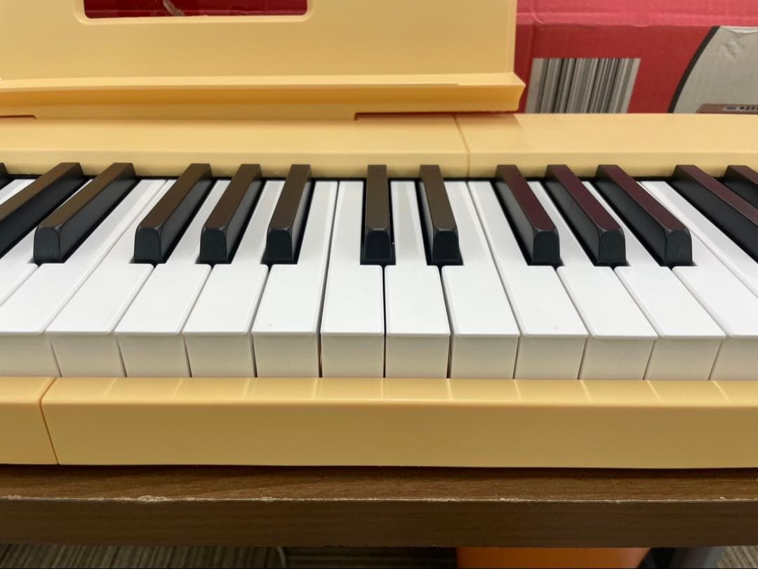 電子ピアノ　88鍵盤　充電タイプ　スリム軽量 オレンジ