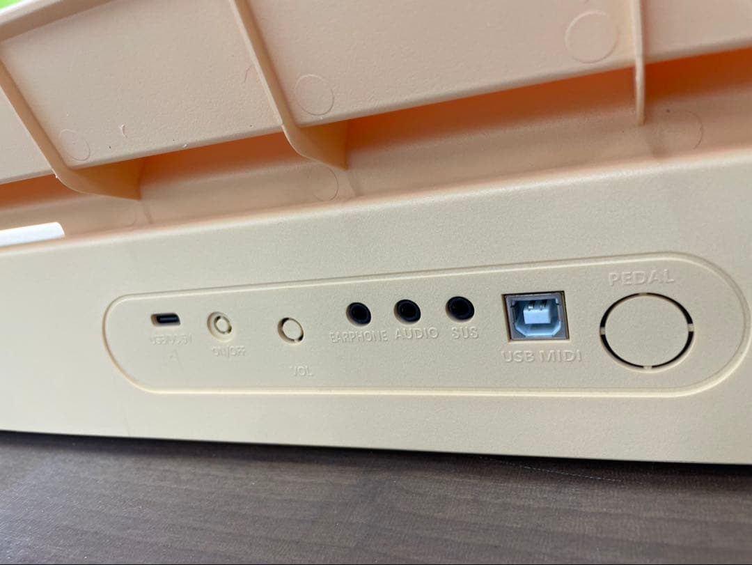 電子ピアノ　88鍵盤　充電タイプ　スリム軽量 オレンジ