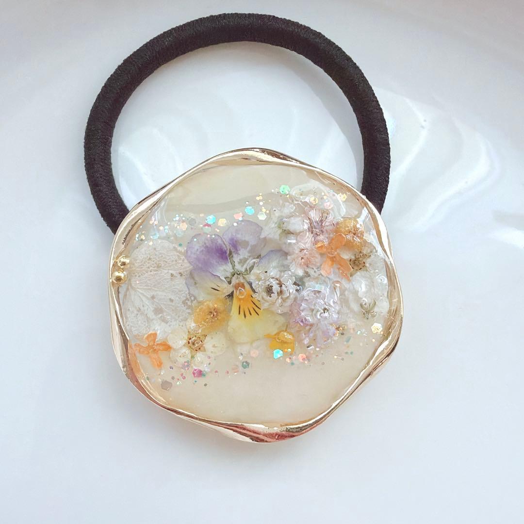 押し花とラメのレジンヘアゴム