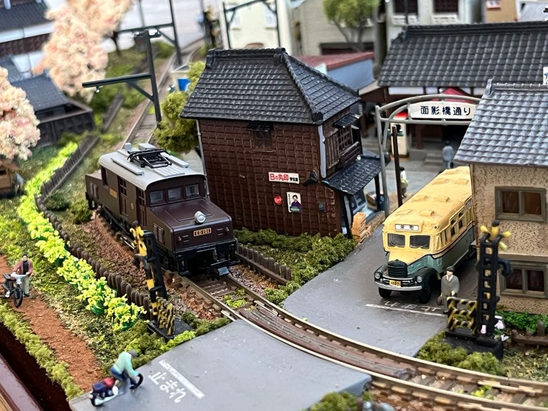 昭和の鉄道模型をつくる　ジオラマ完成品　高品質アクリルケース台　パワーパック付き