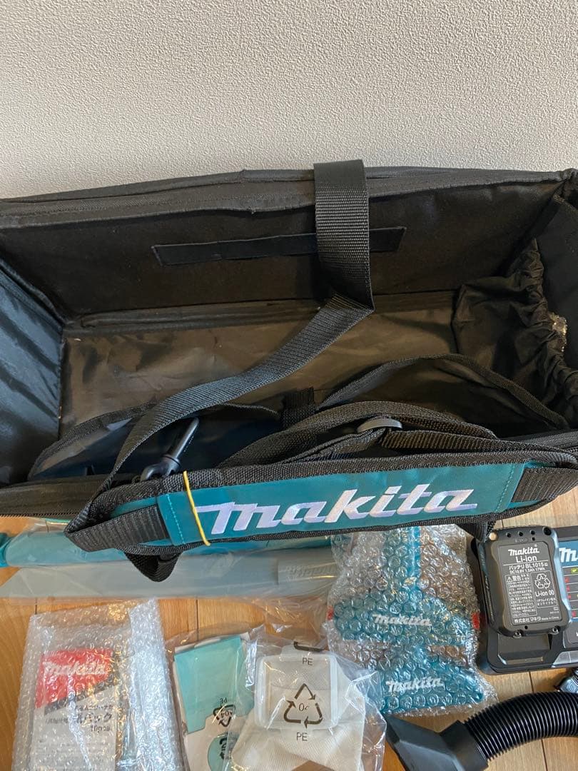 マキタ　掃除機　CL121D ソフトバック付き