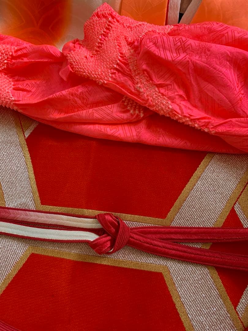 七五三　七歳の女の子　ビビットなピンクの振り袖　帯帯揚げ帯締め襦袢もセットで