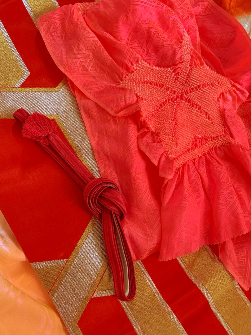 七五三　七歳の女の子　ビビットなピンクの振り袖　帯帯揚げ帯締め襦袢もセットで