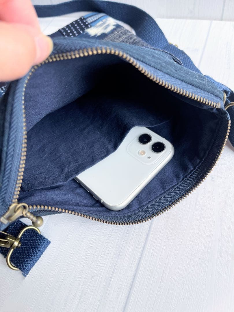 【斜めがけバッグ】　ショルダーバッグ　藍染　古布　おでかけバッグ　ポケット付き