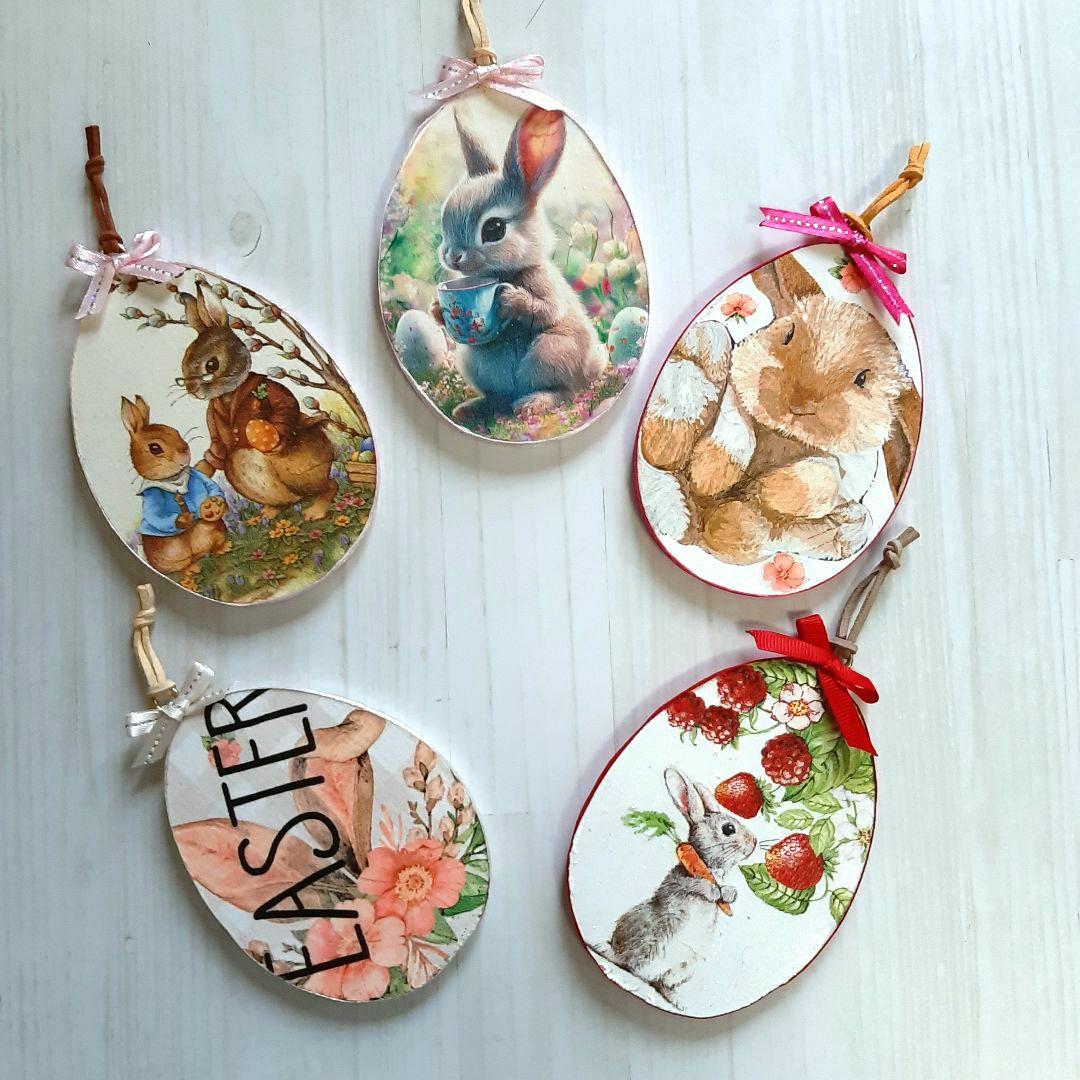 デコパージュ。インテリアボード。タマゴ型。うさぎ/苺のリバーシブル。イースター