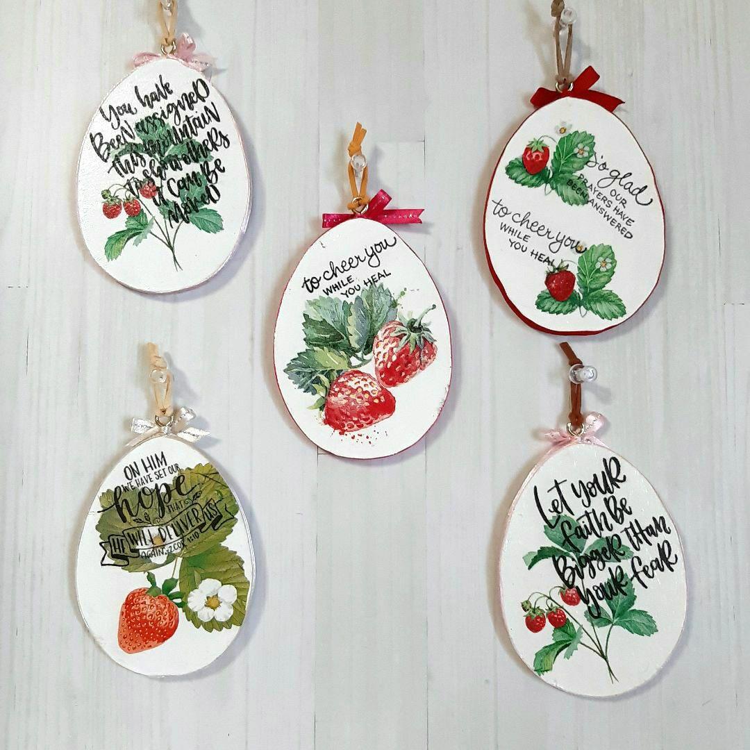 デコパージュ。インテリアボード。タマゴ型。うさぎ/苺のリバーシブル。イースター