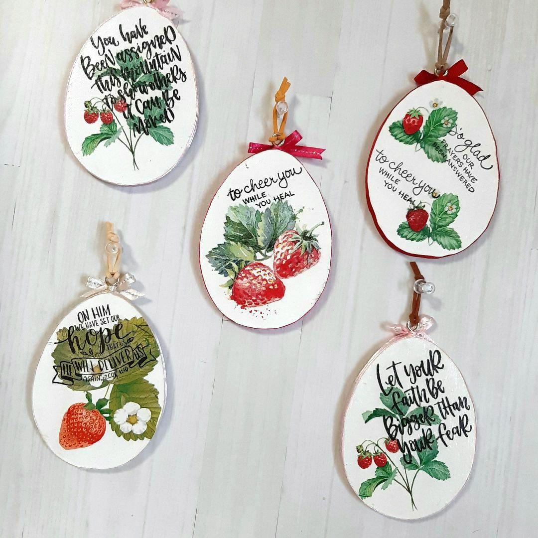 デコパージュ。インテリアボード。タマゴ型。うさぎ/苺のリバーシブル。イースター