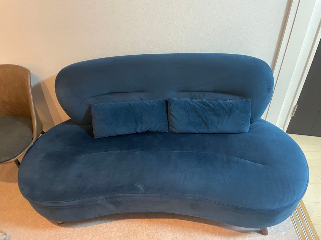ネイビーブルー 曲線デザインソファ