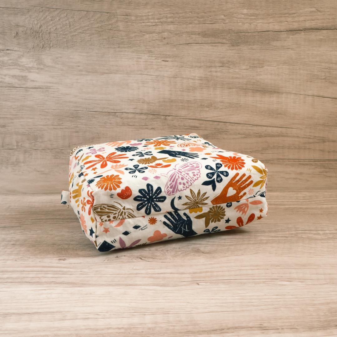 【手帳ポーチ／サイズ2】Hand・ベージュ（たくさん入るタイプ）