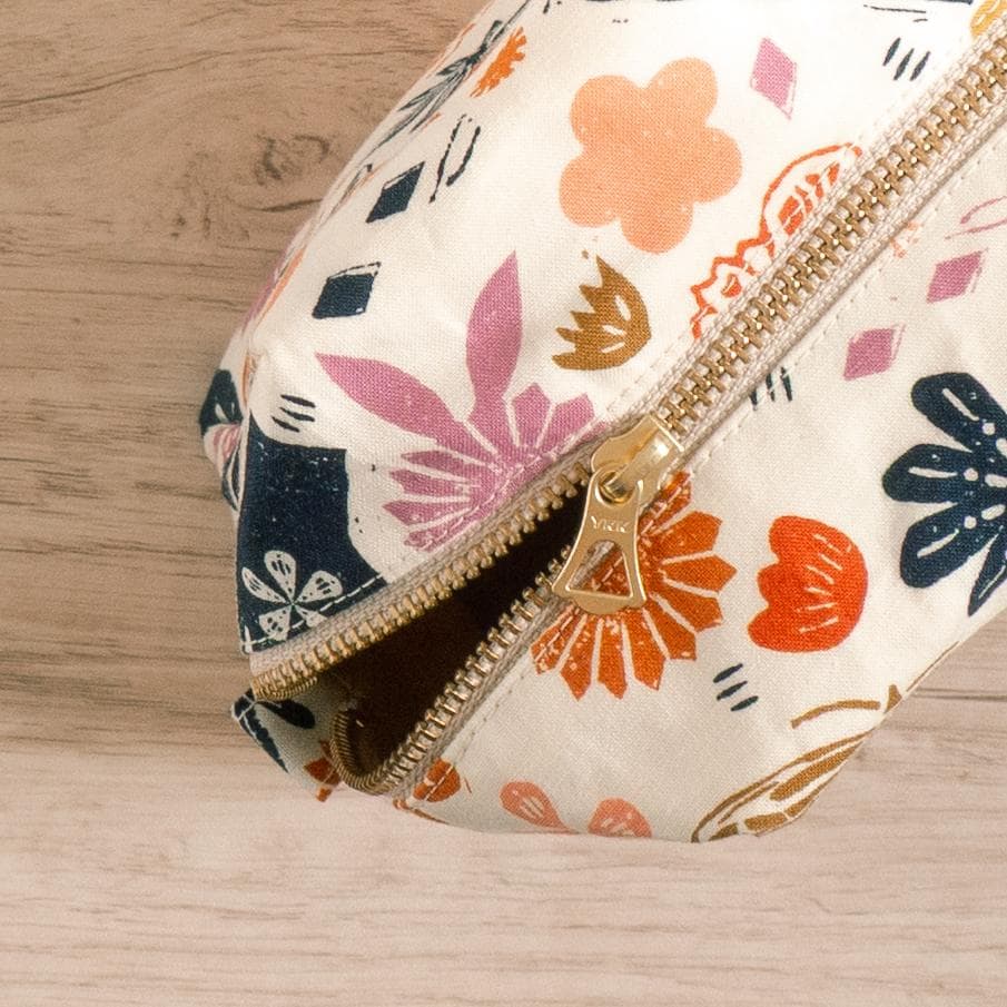 【手帳ポーチ／サイズ2】Hand・ベージュ（たくさん入るタイプ）