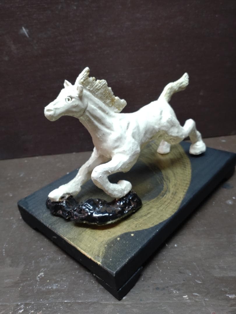 陶器製 馬の彫刻 黒色台座付き