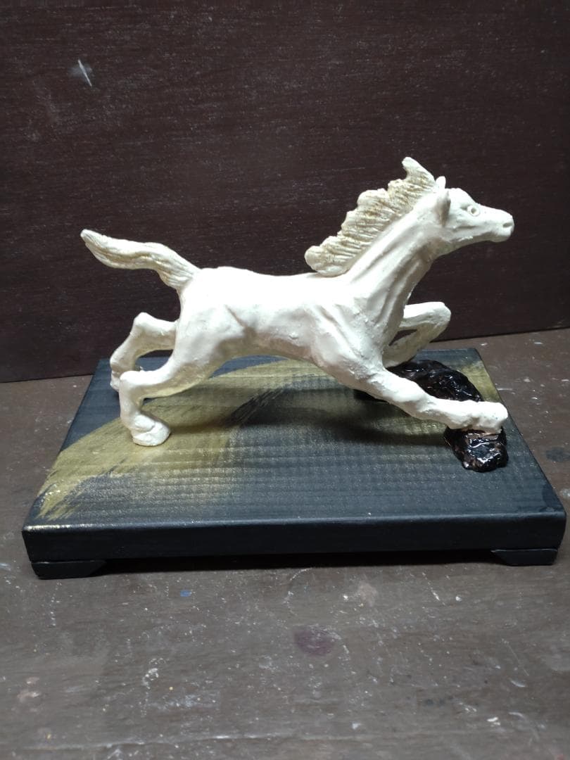 陶器製 馬の彫刻 黒色台座付き