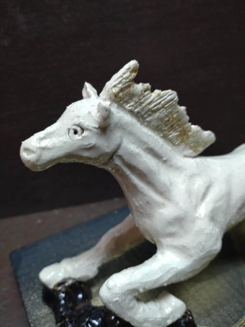 陶器製 馬の彫刻 黒色台座付き
