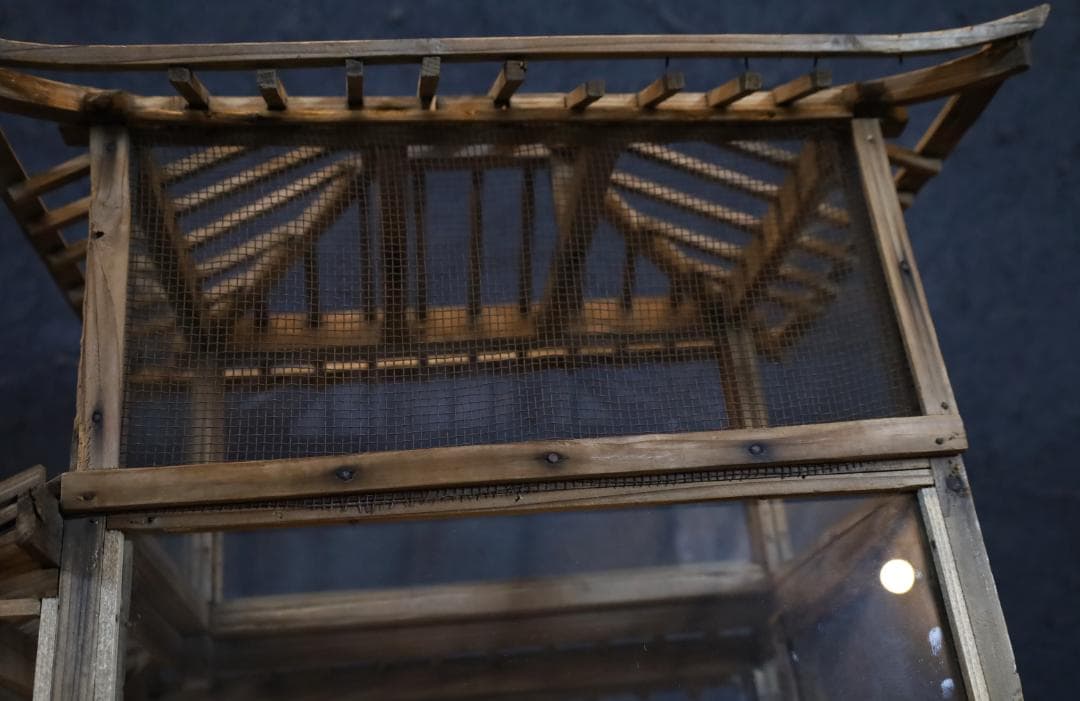 日本建築スタイルのディスプレイケース オブジェ 古い木とガラス