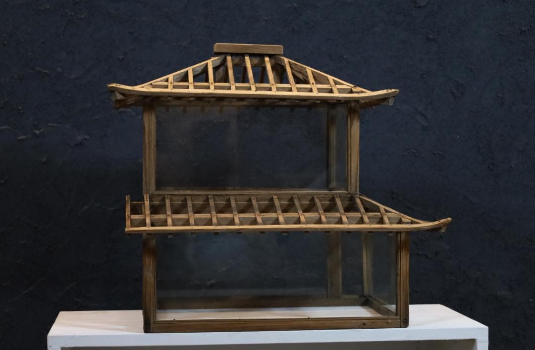 日本建築スタイルのディスプレイケース オブジェ 古い木とガラス