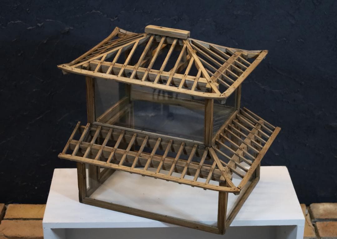 日本建築スタイルのディスプレイケース オブジェ 古い木とガラス