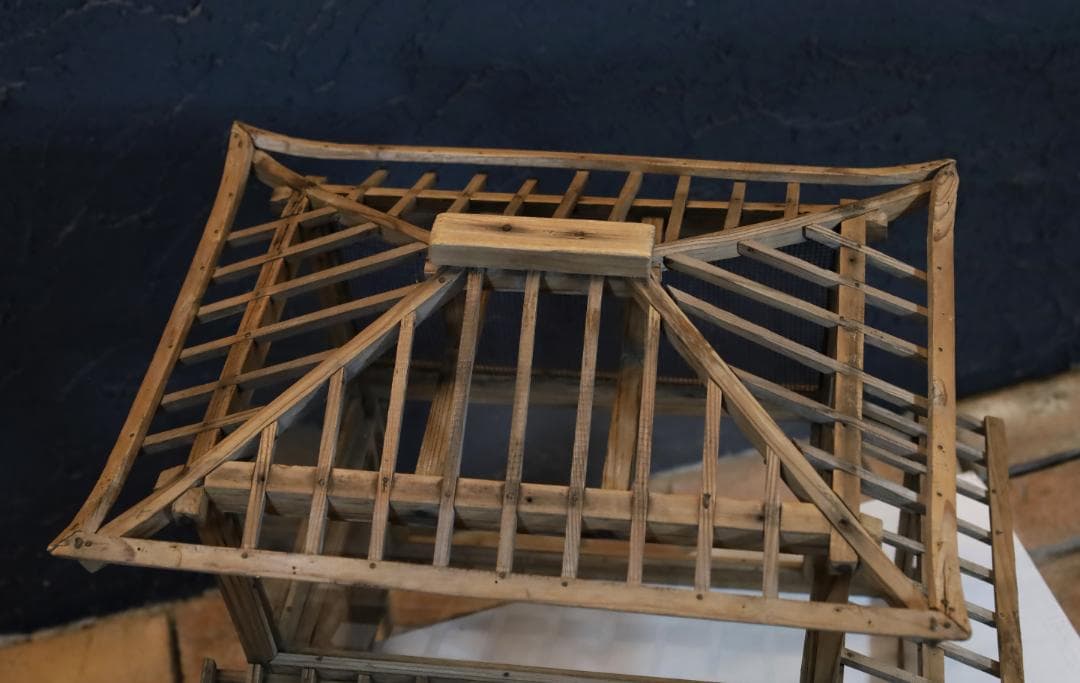 日本建築スタイルのディスプレイケース オブジェ 古い木とガラス