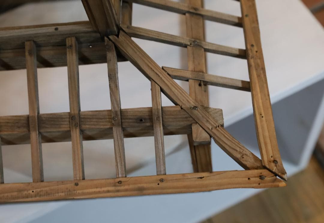 日本建築スタイルのディスプレイケース オブジェ 古い木とガラス