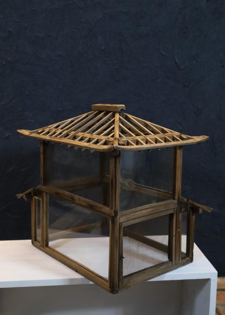 日本建築スタイルのディスプレイケース オブジェ 古い木とガラス