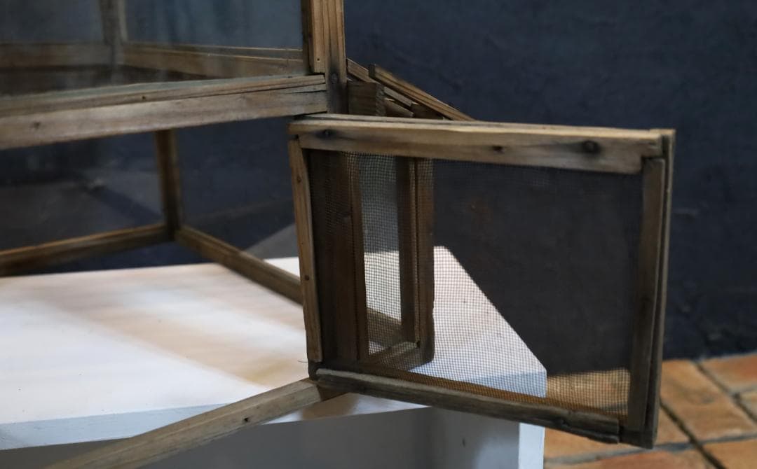 日本建築スタイルのディスプレイケース オブジェ 古い木とガラス