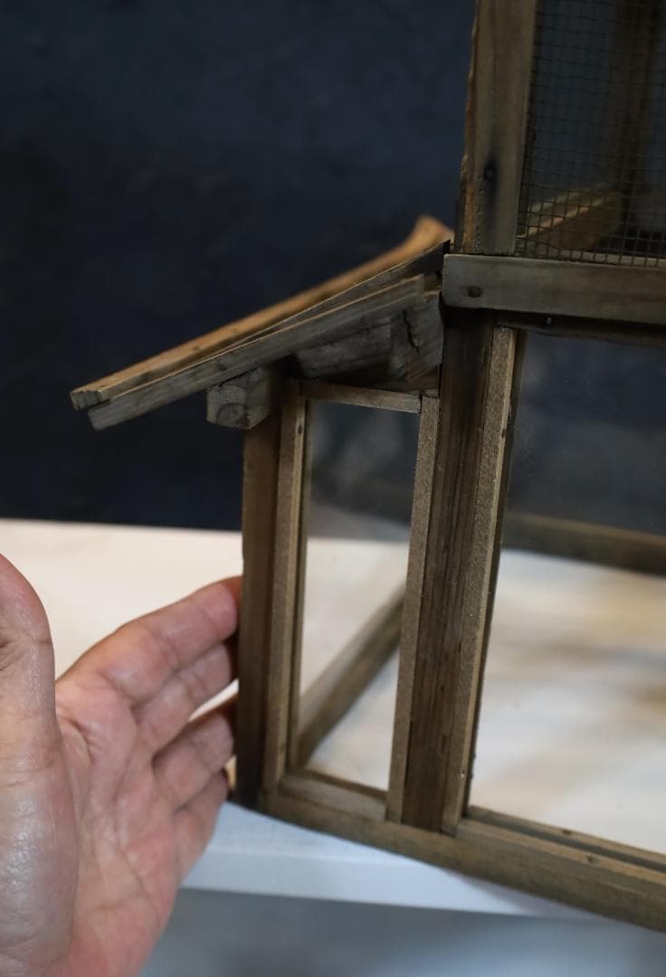 日本建築スタイルのディスプレイケース オブジェ 古い木とガラス