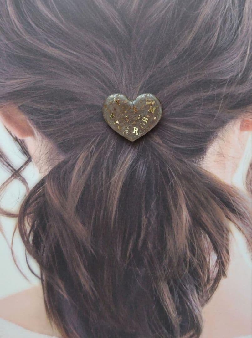 イニシャル ブラウンラメミックスカラー ハートレジンヘアゴム