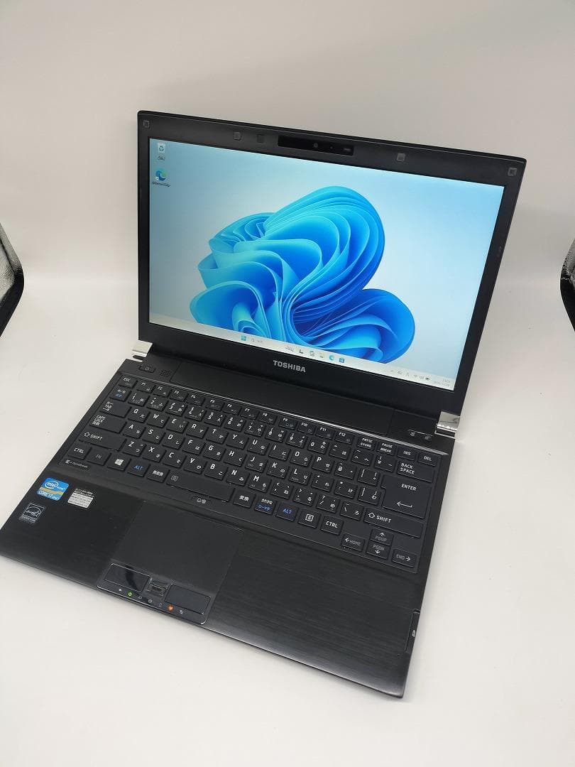 【東芝】爆速 Corei7/新品SSD128GB 13.3 ノートパソコン E5