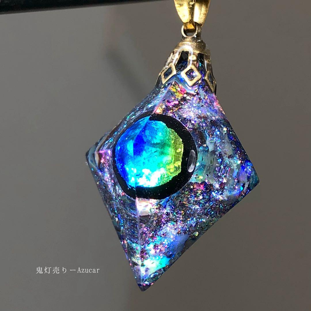 ダイヤモンドの雨が降る惑星　蓄光ホタルガラス入り宇宙レジンネックレス