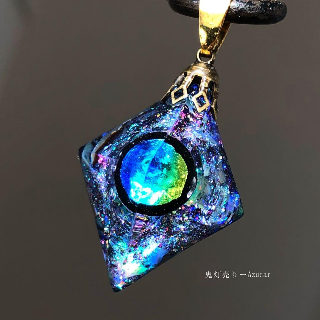 ダイヤモンドの雨が降る惑星　蓄光ホタルガラス入り宇宙レジンネックレス