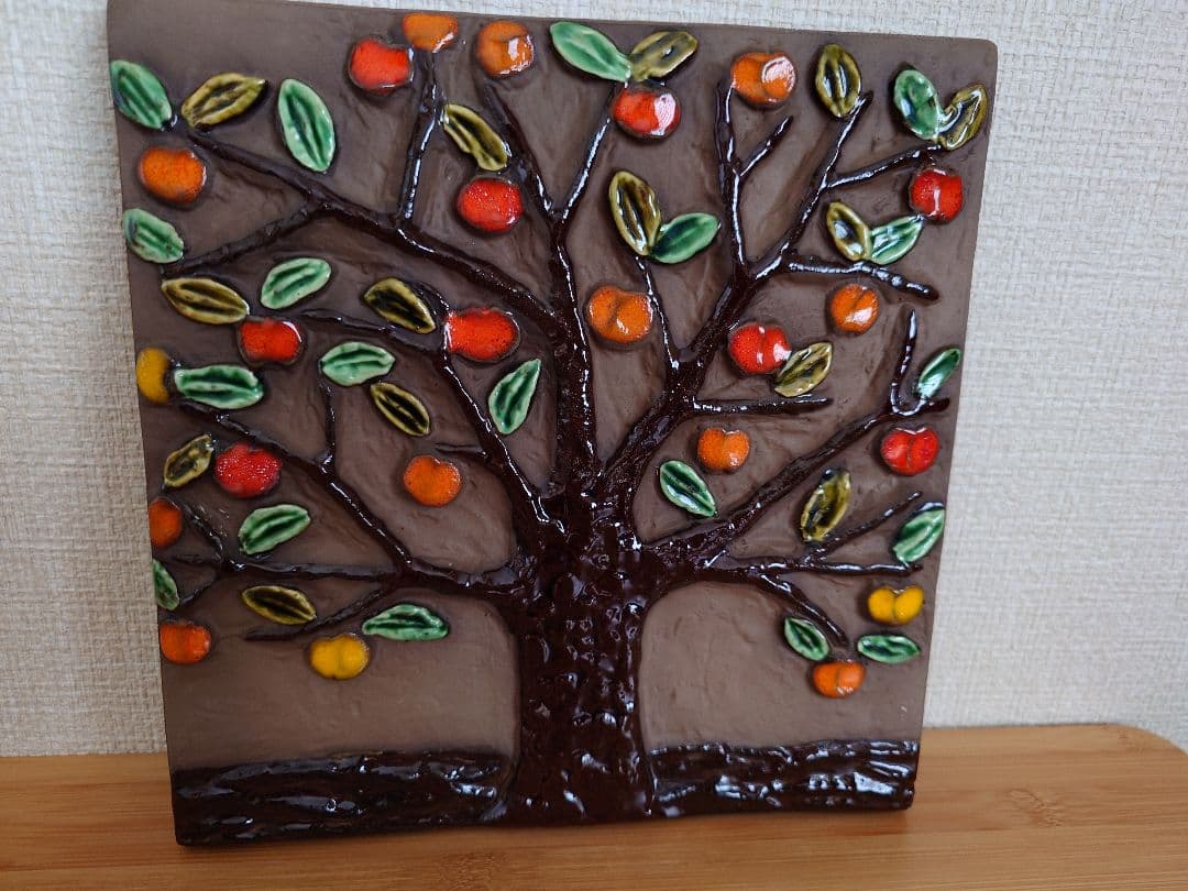 リンゴ木のモチーフの立体彫刻