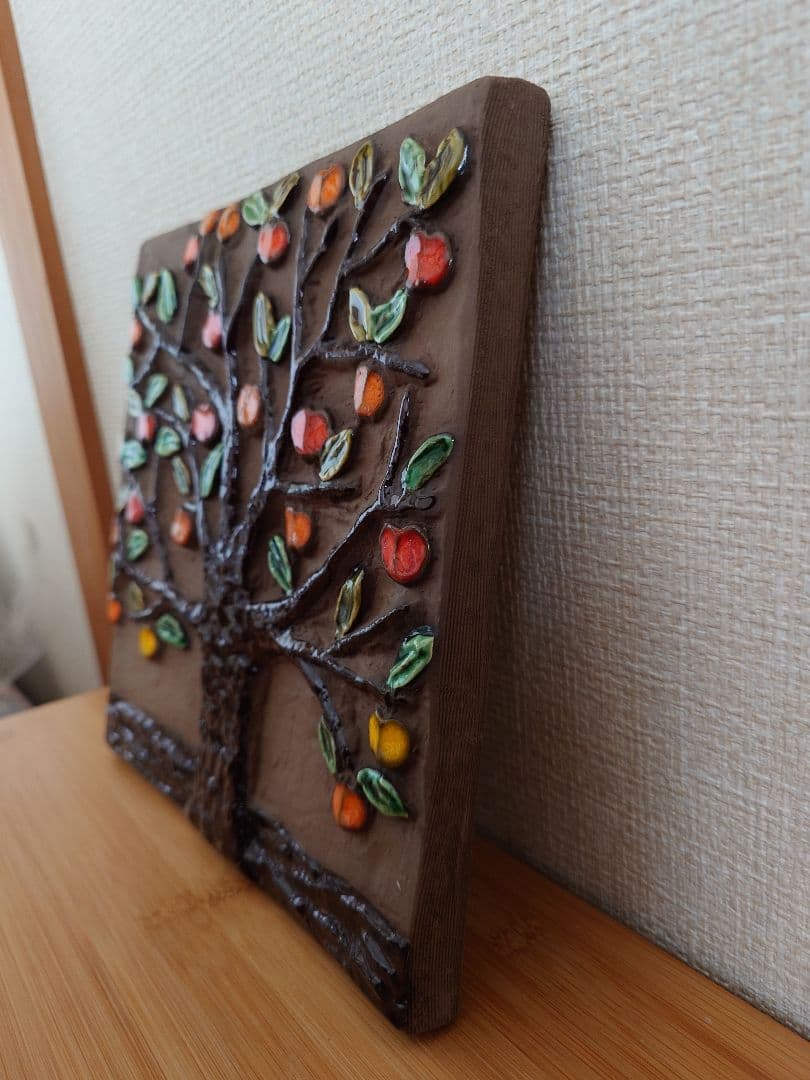 リンゴ木のモチーフの立体彫刻