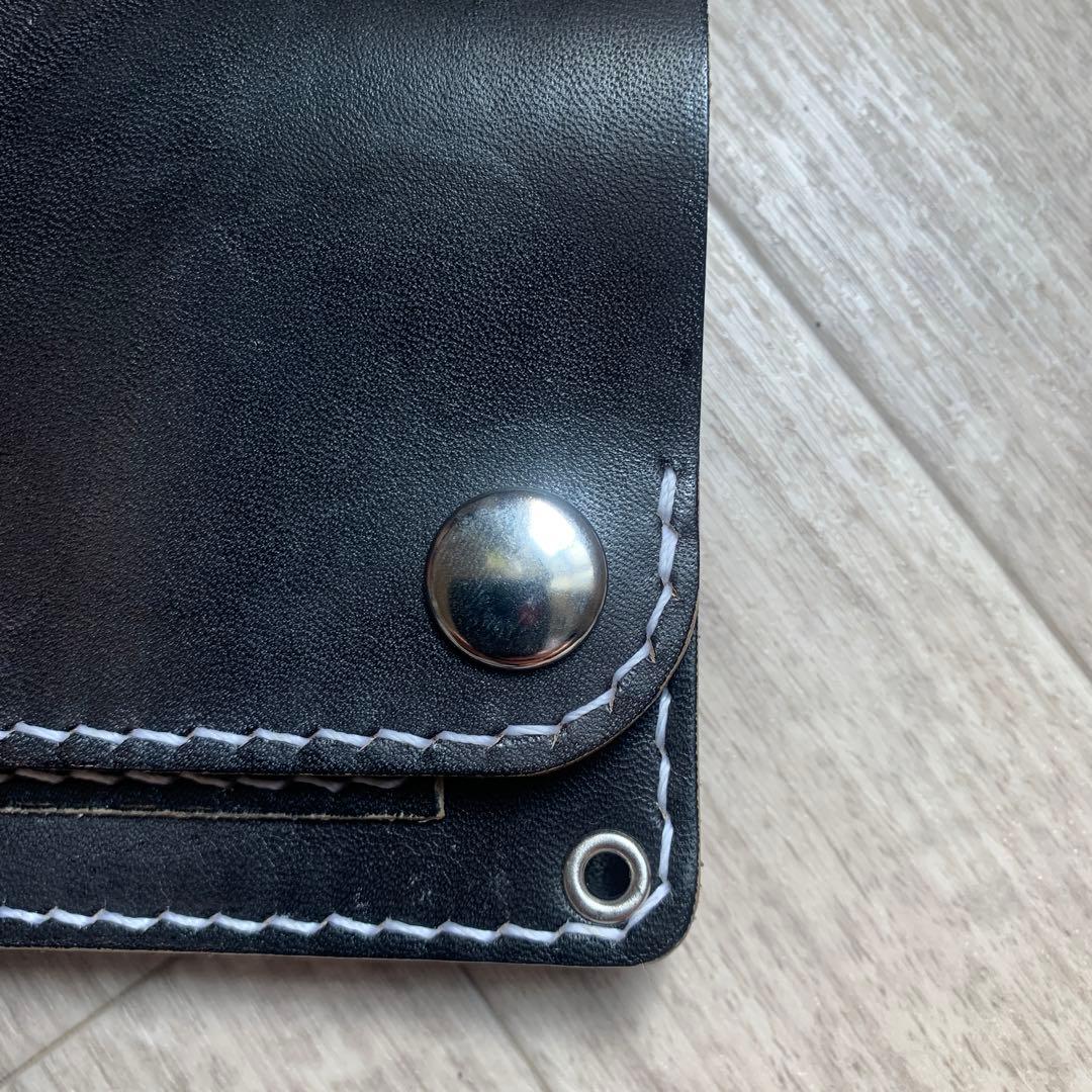 トラッカーウォレット　ミドル　丘染めブラック　ニッケル　白ステッチ
