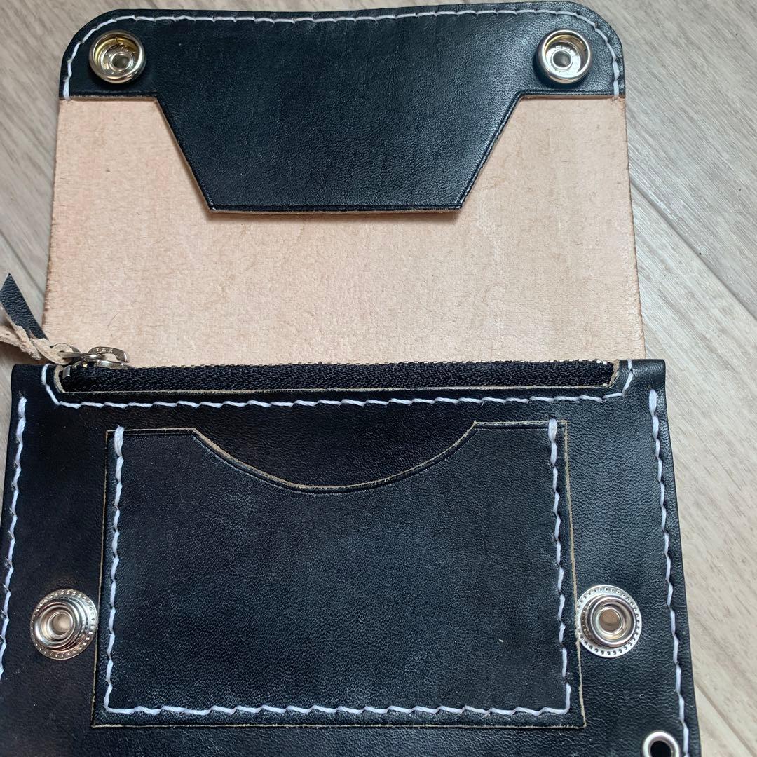 トラッカーウォレット　ミドル　丘染めブラック　ニッケル　白ステッチ