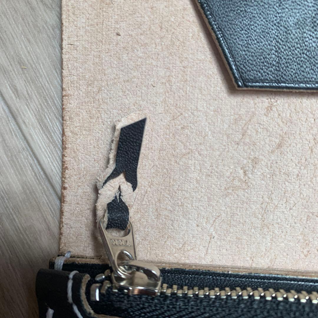 トラッカーウォレット　ミドル　丘染めブラック　ニッケル　白ステッチ