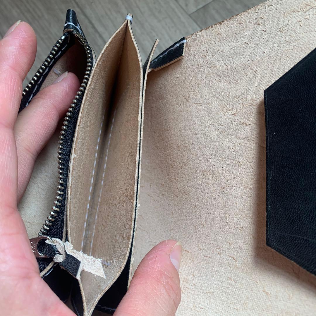 トラッカーウォレット　ミドル　丘染めブラック　ニッケル　白ステッチ