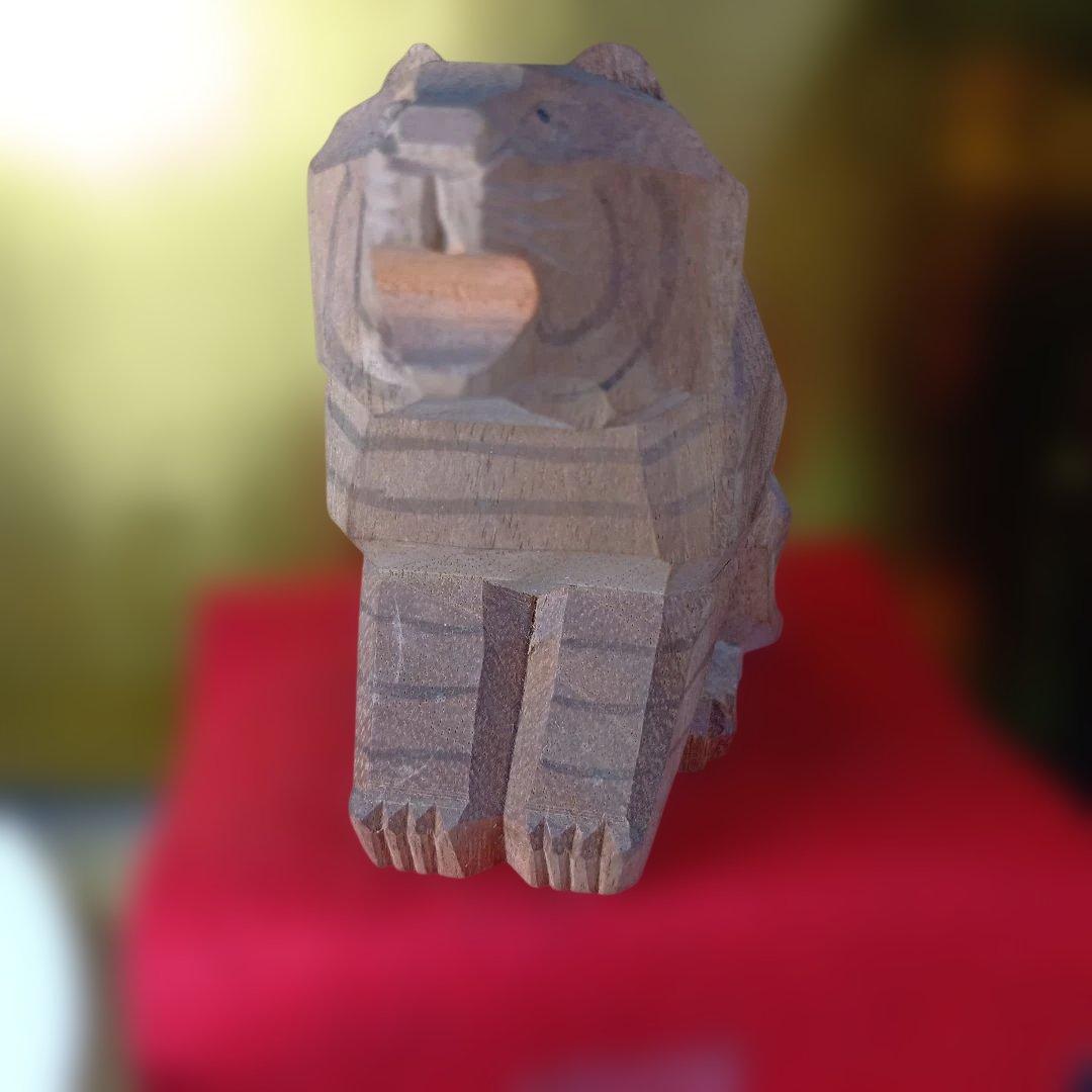 木製虎の彫刻
