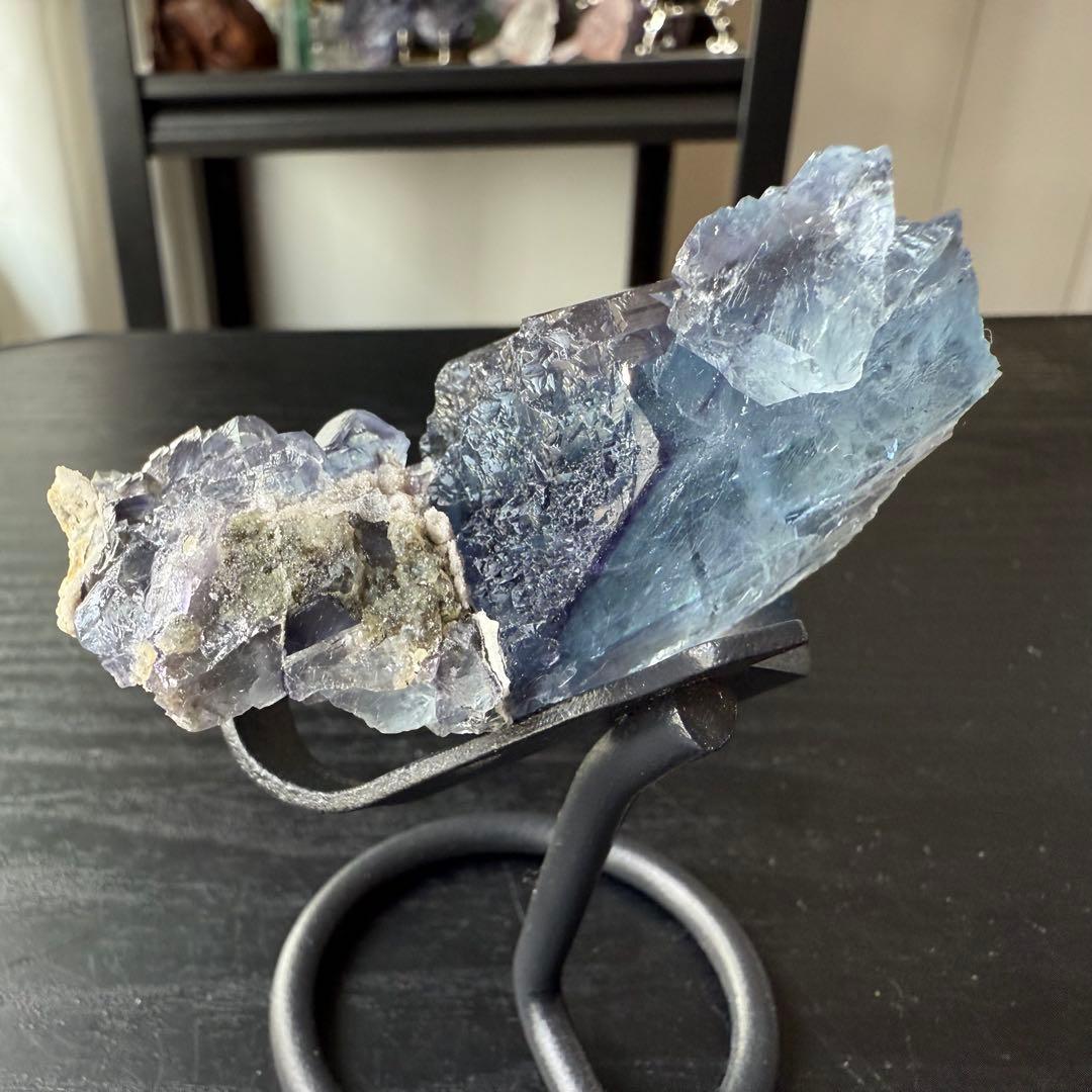 天然石フローライトの原石　置物　鉱物NO.062312