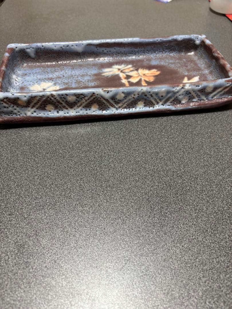 加藤十代久作　鼠志野長方皿です。