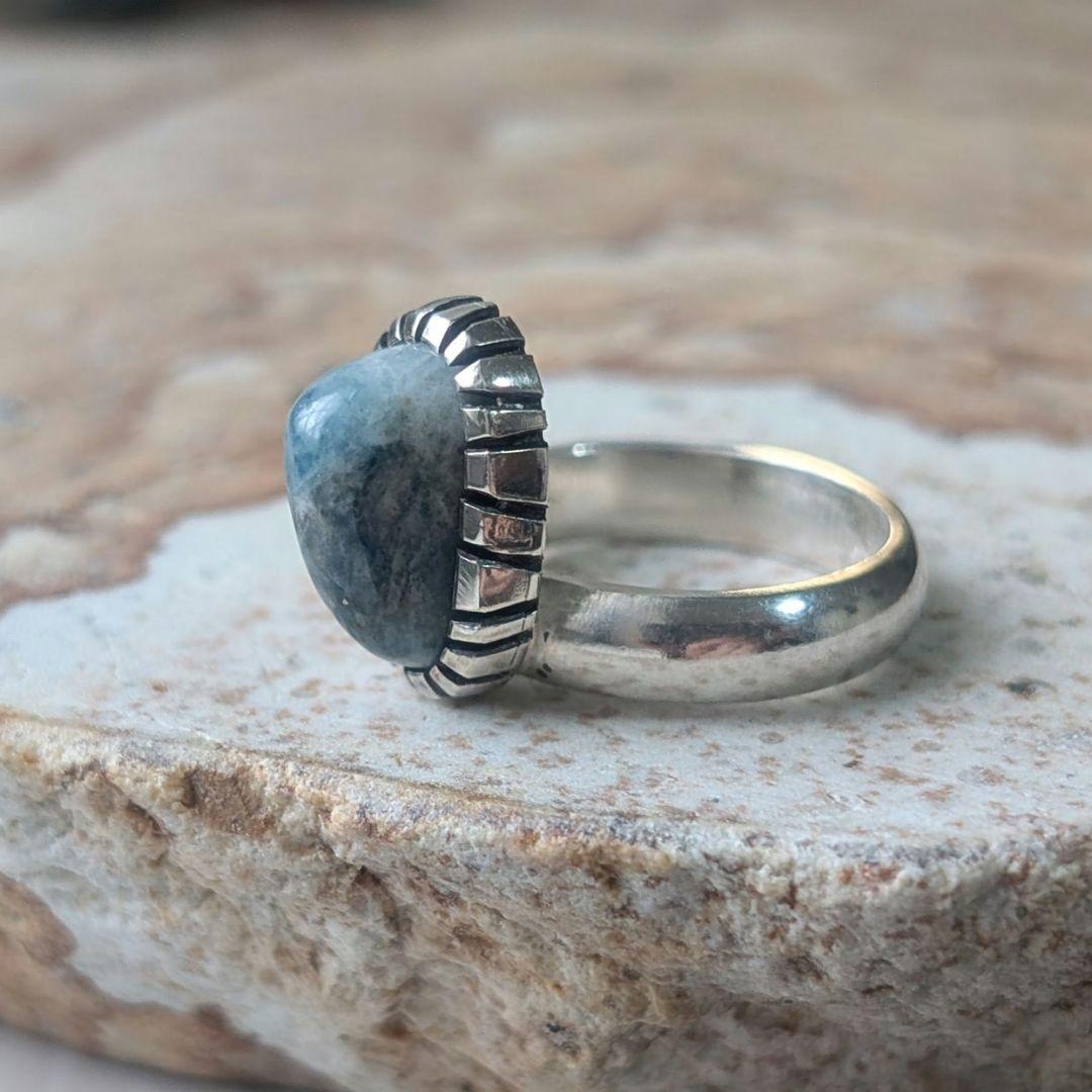 Full-Moon様　ハンドメイドの糸魚川翡翠リング　入りコン沢